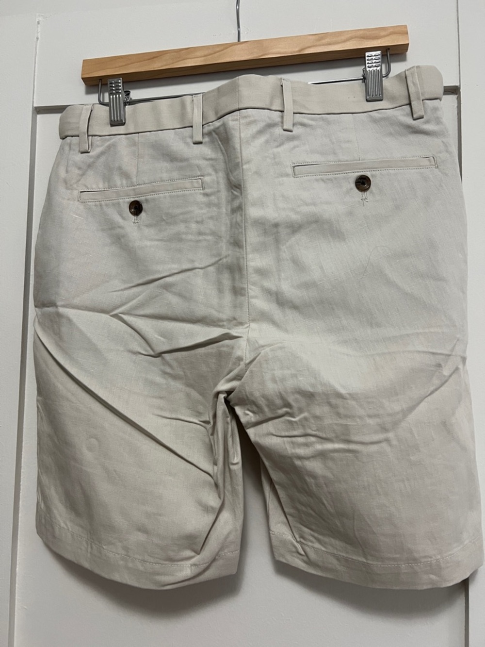 Charles Tyrwhitt Cream Flat-Front Men's Shorts - Picture 2 of 3
